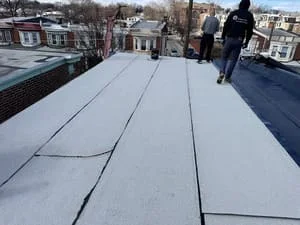 Light-colored flat roof membrane with sealed seams and drainage configuration
